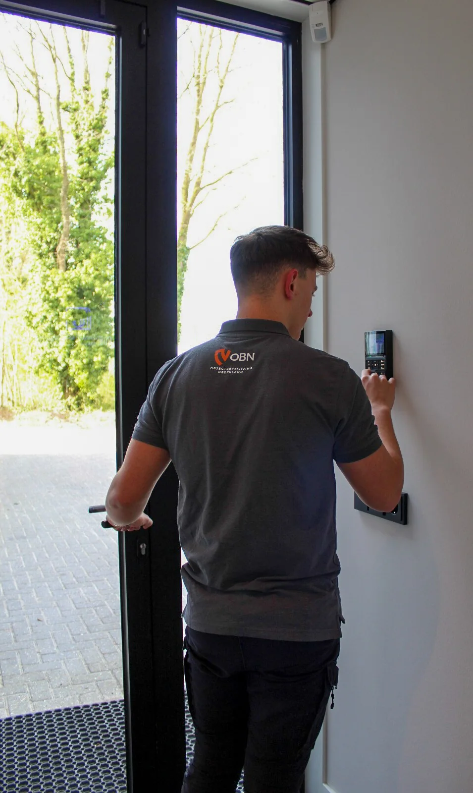 Grip op wie uw locatie binnenkomt.